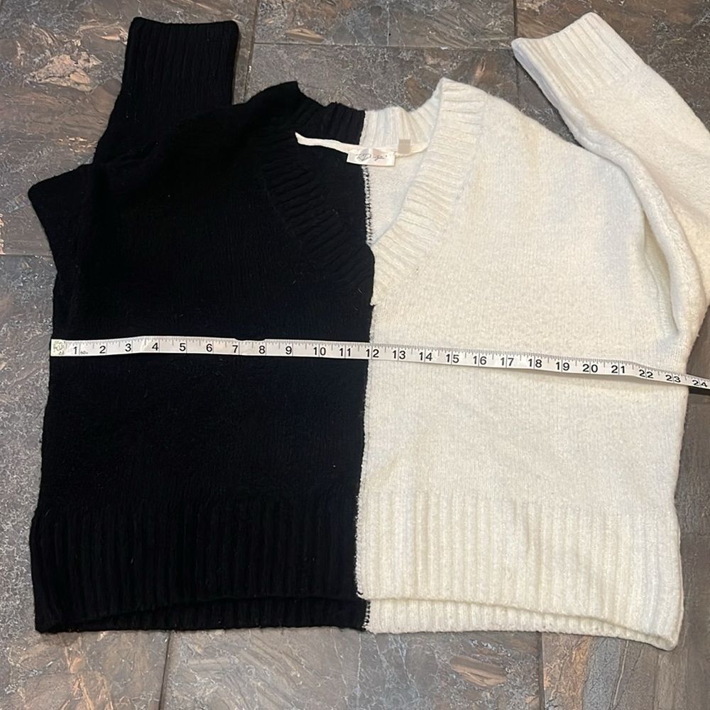 RD Style Black/White V-Neck Sweater in black & white, Size Medium - Picture 12 of 15